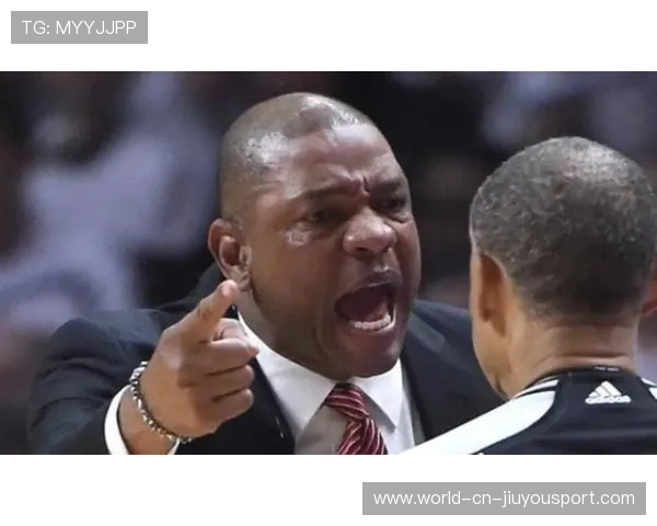 球员怒摔球衣画面曝光，主帅赛后沉默不语