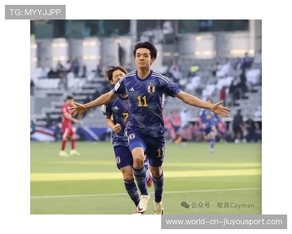 足球少年助攻后做肌肉展示：青春与力量的完美碰撞